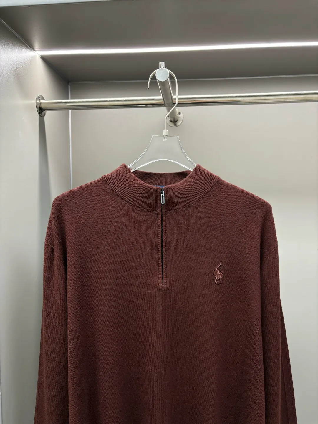 P280 POLO Ralph Lauren's new zipper sweater. Original fabric. Official same style. Weaved with customized natural medium-thick imported wool gauze, feels very comfortable and smooth. Very wide and stylish. Produced by a first-line brand factory. Woven by imported machines. It is very soft and skin-friendly to wear. It will not deform after long-term wear. The latest autumn and winter style. Fashionable and personalized. Super versatile and good-looking. Very suitable for both men and women. A must-have for everyone. Color: black, gray, caramel color Size: L-4XL